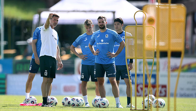 Als guter Moderator gefragt: 1860-Coach Patrick Glöckner (l.) muss Spielern wie Morris Schröter (Mitte) oder Soichiro Kozuki (r. hinten) auch mal unangenehme Entscheidungen mitteilen und erklären. Als guter Moderator gefragt: 1860-Coach Patrick Glöckner (l.) muss Spielern wie Morris Schröter (Mitte) oder Soichiro Kozuki (r. hinten) auch mal unangenehme Entscheidungen mitteilen und erklären.