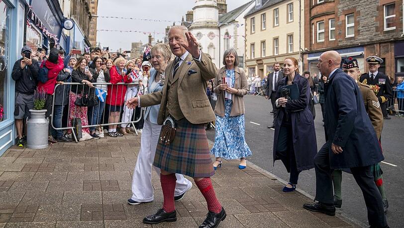 K&ouml;nig Charles l&auml;sst sich gerne im Kilt sehen.