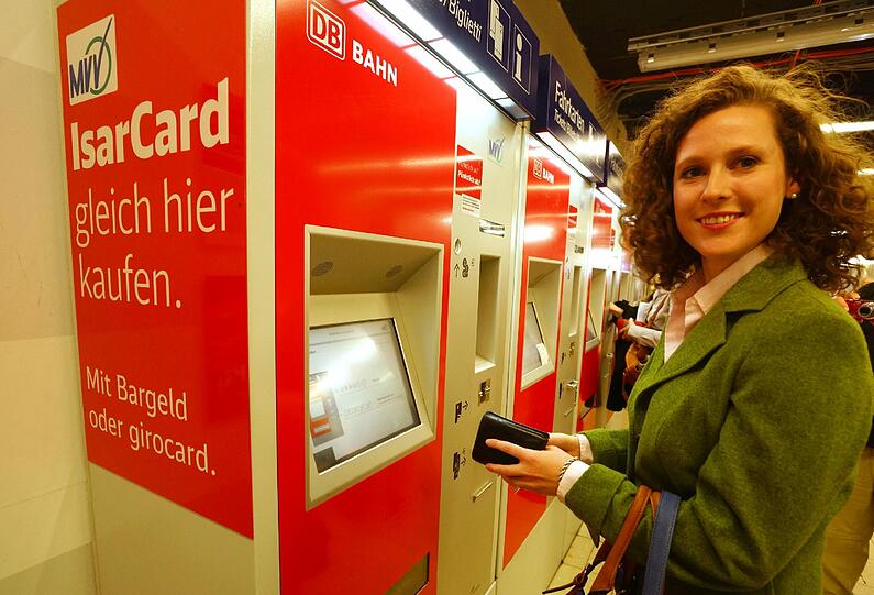 Die Jurastudentin Elisabeth Rabe (26) ist die erste Studentin, die in München ein Semesterticket kaufte.