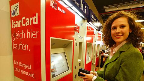 Die Jurastudentin Elisabeth Rabe (26) ist die erste Studentin, die in München ein Semesterticket kaufte.