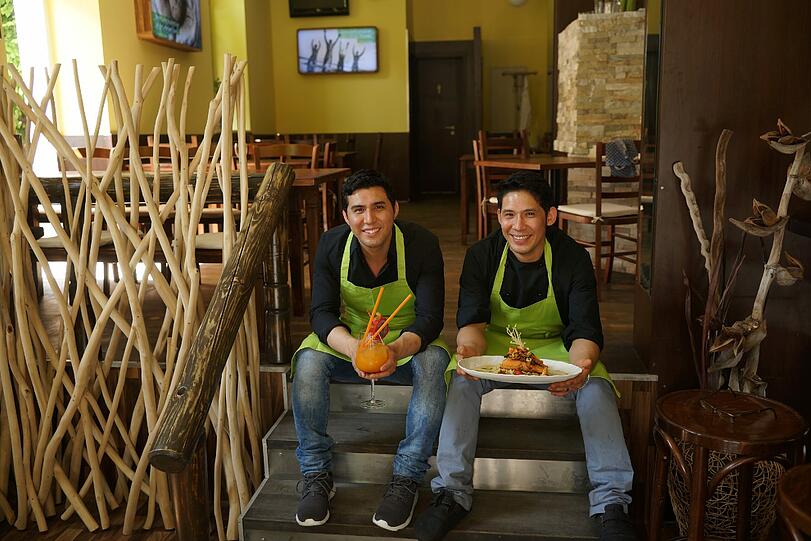 Reza und Ali Yafari (rechts) in ihrem neuen Lokal, dessen Namen daher rührt, dass die beiden Brüder in ihrem Leben jüngst viele "Glücksmomente" hatten.