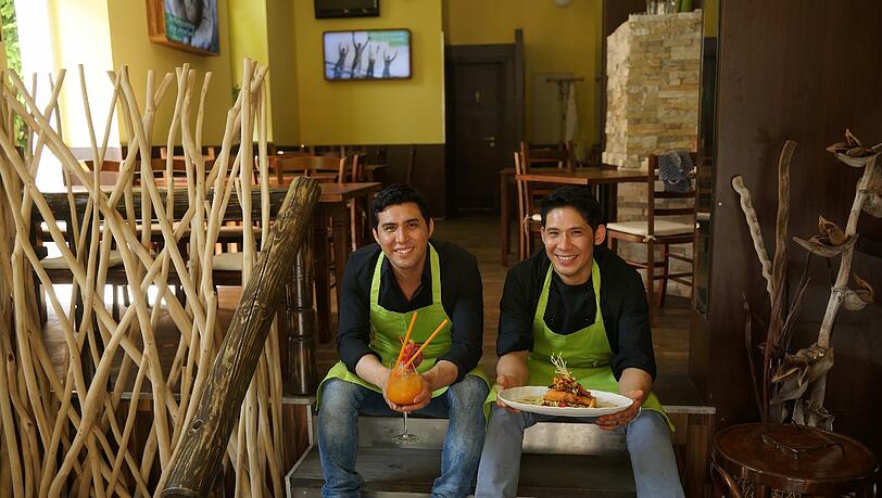 Reza und Ali Yafari (rechts) in ihrem neuen Lokal, dessen Namen daher rührt, dass die beiden Brüder in ihrem Leben jüngst viele "Glücksmomente" hatten.