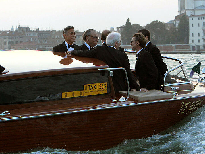 Mit Wassertaxen wurden George Clooney (l.) und seine Gäste zur Hochzeit geschifft