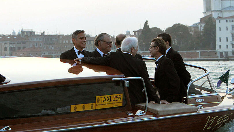 Mit Wassertaxen wurden George Clooney (l.) und seine Gäste zur Hochzeit geschifft Mit Wassertaxen wurden George Clooney (l.) und seine Gäste zur Hochzeit geschifft