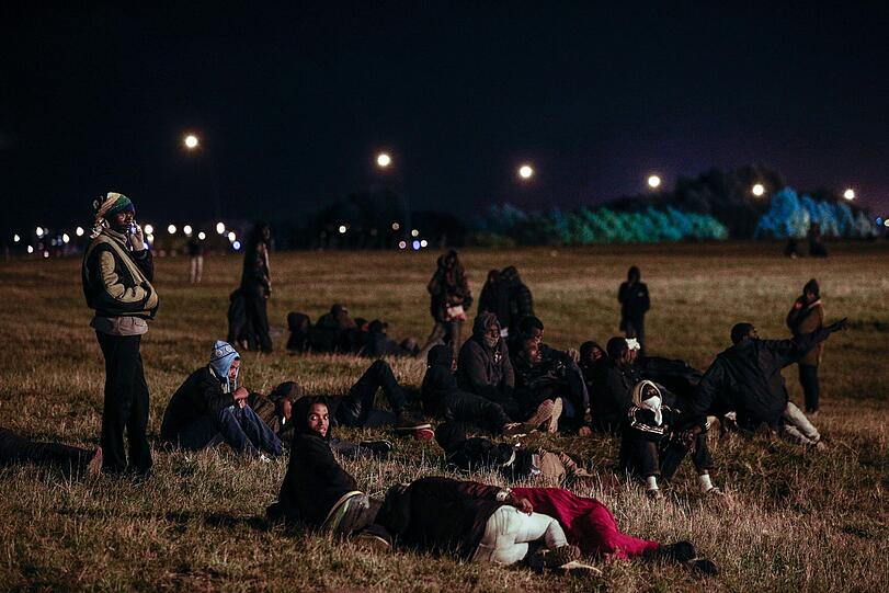 Flüchtlinge an einer Bahnstrecke bei Calais.