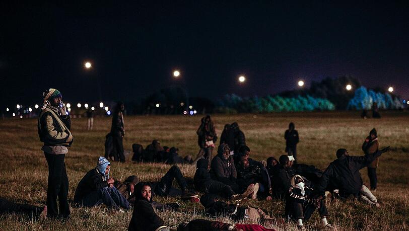 Flüchtlinge an einer Bahnstrecke bei Calais. Flüchtlinge an einer Bahnstrecke bei Calais.