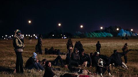 Flüchtlinge an einer Bahnstrecke bei Calais.