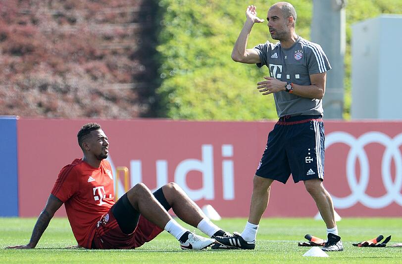 Kritisch hinterfragt wird die Tanzeinlage von Jerome Boateng, jedoch wischt Trainer Guardiola die Skepsis des Innenverteidigers bei Seite.