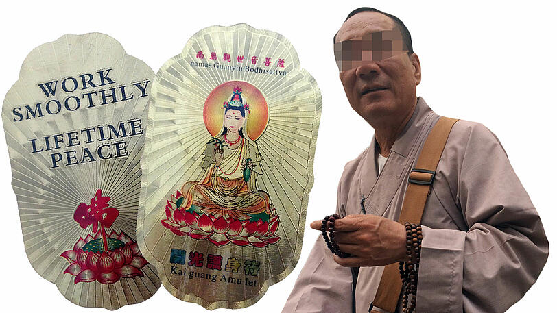 Ein Bettelmönch in der Münchner Innenstadt. Links: Die billigen Amulette, die die falschen Buddhisten verteilen.