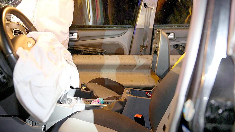 Die Leitplanke durchbohrte die Beifahrerseite des Wagens - der Fahrer erlitt glücklicherweise keine Verletzungen. Die Bilder vom Unfallort.