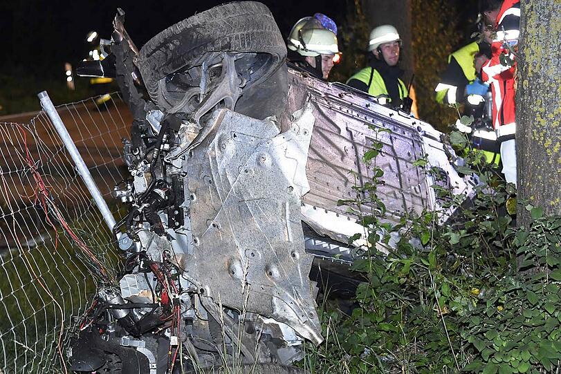 Bei einem schweren Unfall auf der A95 Richtung Garmisch in Höhe des Autobahnkreuzes Starnberg verunglückte ein Sportwagen. Ein Person kam dabei ums Leben, eine weitere wurde schwer verletzt.