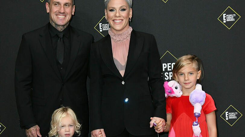 Pink mit ihrer Familie auf dem roten Teppich