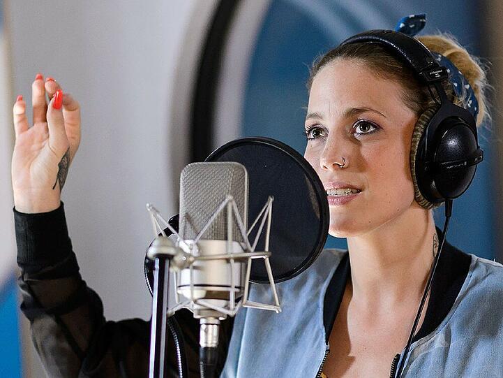 "Alles was zählt": Nach den ersten verpatzten Aufnahmversuchen im Tonstudio gibt Iva nun alles und legt doch noch eine großartige Performance hin