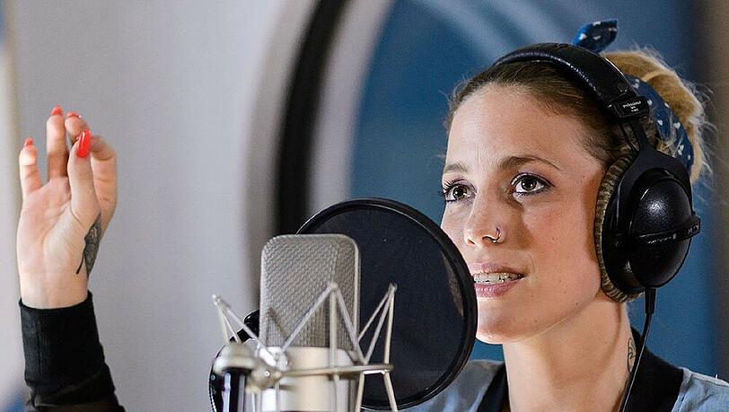 "Alles was zählt": Nach den ersten verpatzten Aufnahmversuchen im Tonstudio gibt Iva nun alles und legt doch noch eine großartige Performance hin "Alles was zählt": Nach den ersten verpatzten Aufnahmversuchen im Tonstudio gibt Iva nun alles und legt doch noch eine großartige Performance hin