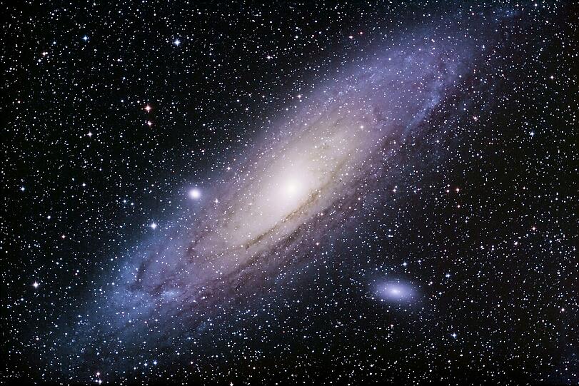 Der Andromedanebel ist mit seinen blau-violetten Lichtern ein ansehnliches Weltraumphänomen.