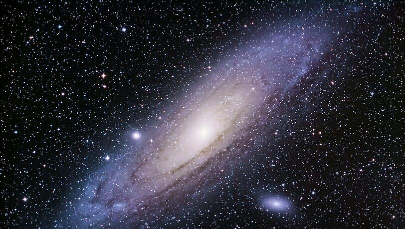 Der Andromedanebel ist mit seinen blau-violetten Lichtern ein ansehnliches Weltraumphänomen. Der Andromedanebel ist mit seinen blau-violetten Lichtern ein ansehnliches Weltraumphänomen.