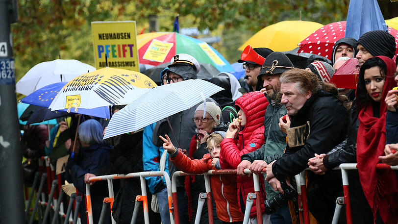 Die Bilder von der Pegida-Kundgebung in Neuhausen rund um den Rotkreuzplatz