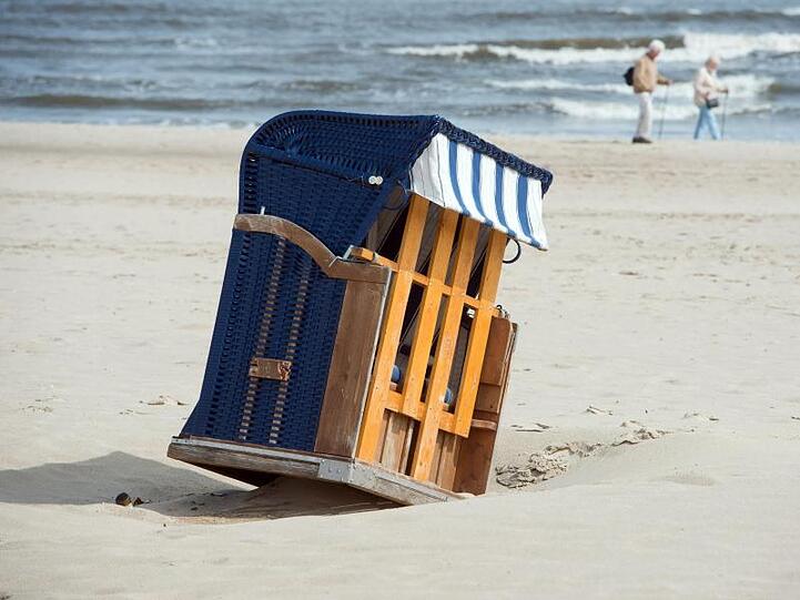 Leerer Strandkorb in Ahlbeck an der Ostsee.