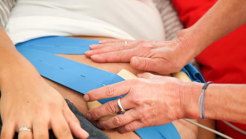 Eine Hebamme legt einer schwangeren Patientin die Sensoren eines Wehenschreibers an. Foto: Focke Strangmann/Archiv Eine Hebamme legt einer schwangeren Patientin die Sensoren eines Wehenschreibers an. Foto: Focke Strangmann/Archiv