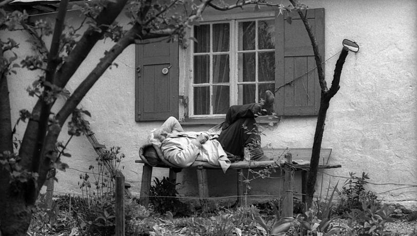 Väterchen Timofej ruht vor seinem Häuschen. Väterchen Timofej ruht vor seinem Häuschen.