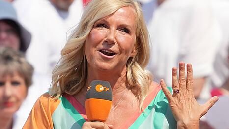 Andrea Kiewel präsentiert im "ZDF-Fernsehgarten" ihren Verlobungsring. Folgt bald auch die Hochzeit im Live-TV?