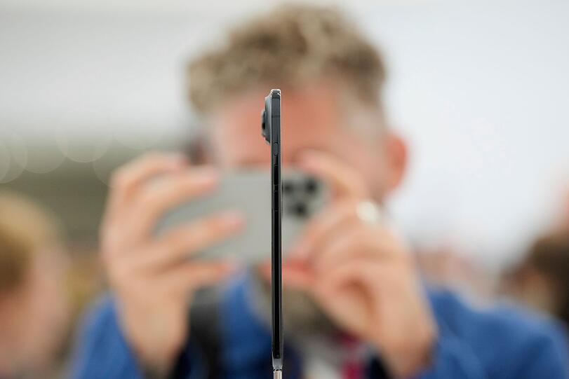 Praktisch die gesamte Elektronik wurde beim iPhone Air in die Kamera-Wölbung gequetscht. Den restlichen Platz hinter dem Display füllt die Batterie aus.