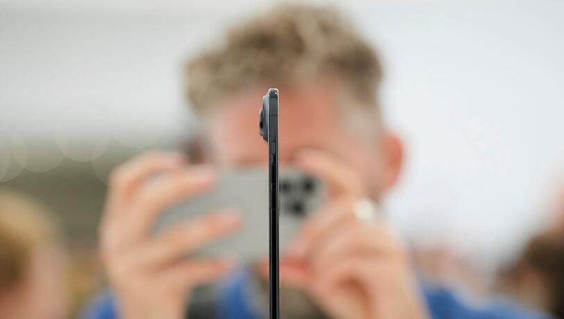 Praktisch die gesamte Elektronik wurde beim iPhone Air in die Kamera-Wölbung gequetscht. Den restlichen Platz hinter dem Display füllt die Batterie aus.