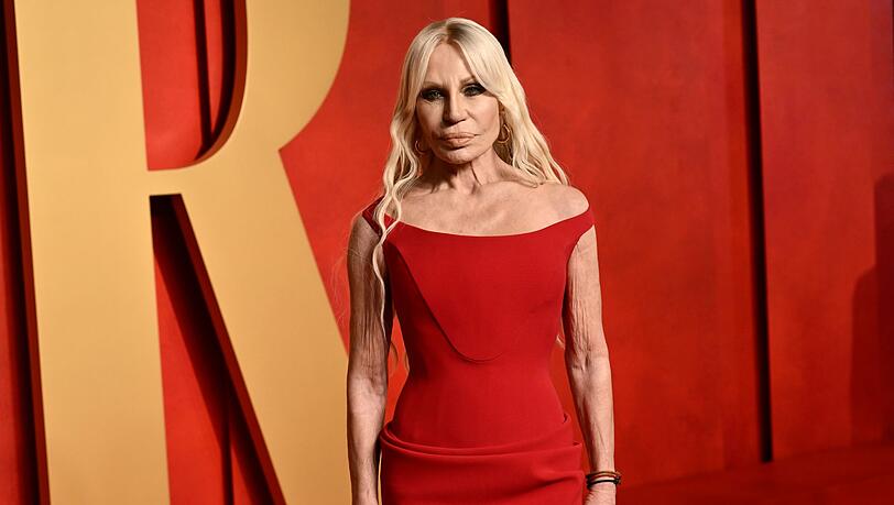 Versace - hier die Schwester von Firmengründer Gianni Versace, Donatella - gehört nun komplett zu Prada. (Archivbild)