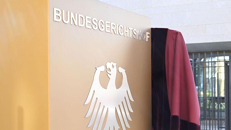 Die rote Robe ist seit Jahrzehnten Amtstracht an Deutschlands obersten Gerichtshöfen. Die rote Robe ist seit Jahrzehnten Amtstracht an Deutschlands obersten Gerichtshöfen.