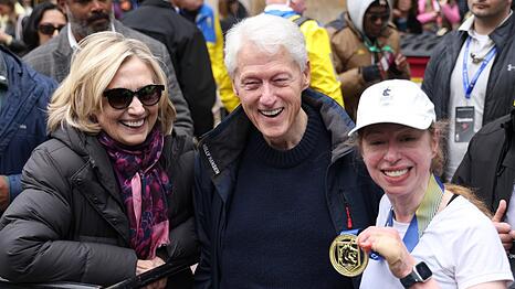 Mama Hillary, Papa Bill und Tochter Chelsea Clinton (re.) im Zielbereich des diesj&auml;hrigen Boston-Marathons.