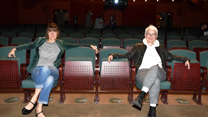 Babara Mundel (rechts) und ihre Stellvertreterin, die leitende Dramaturgin Viola Hasselberg, im Zuschauerraum der Kammerspiele. Babara Mundel (rechts) und ihre Stellvertreterin, die leitende Dramaturgin Viola Hasselberg, im Zuschauerraum der Kammerspiele.
