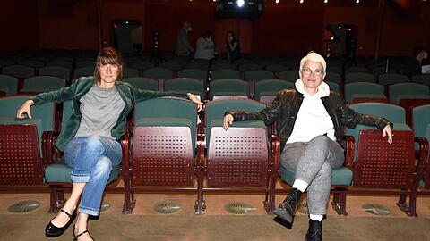 Babara Mundel (rechts) und ihre Stellvertreterin, die leitende Dramaturgin Viola Hasselberg, im Zuschauerraum der Kammerspiele.