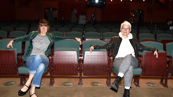 Babara Mundel (rechts) und ihre Stellvertreterin, die leitende Dramaturgin Viola Hasselberg, im Zuschauerraum der Kammerspiele. Babara Mundel (rechts) und ihre Stellvertreterin, die leitende Dramaturgin Viola Hasselberg, im Zuschauerraum der Kammerspiele.