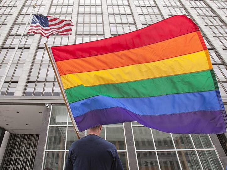 Ein Befürworter der Homo-Ehe vor einem Gerichtsgebäude in San Francisco.