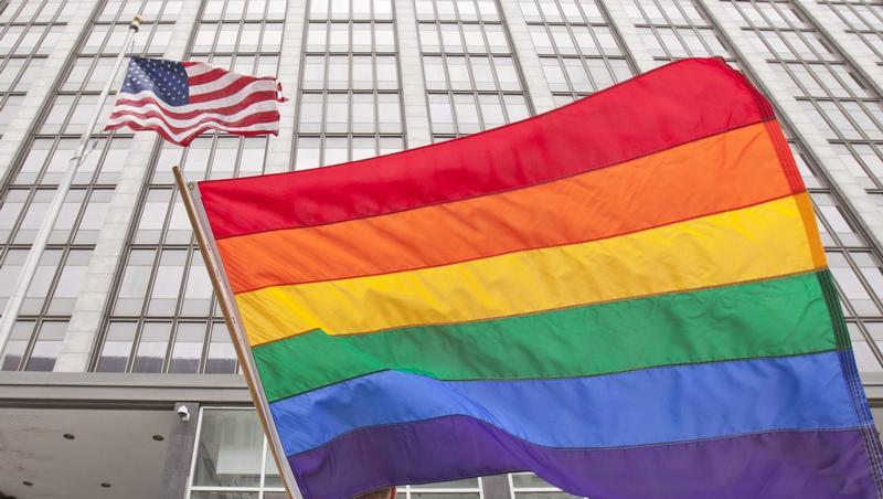 Ein Befürworter der Homo-Ehe vor einem Gerichtsgebäude in San Francisco. Ein Befürworter der Homo-Ehe vor einem Gerichtsgebäude in San Francisco.