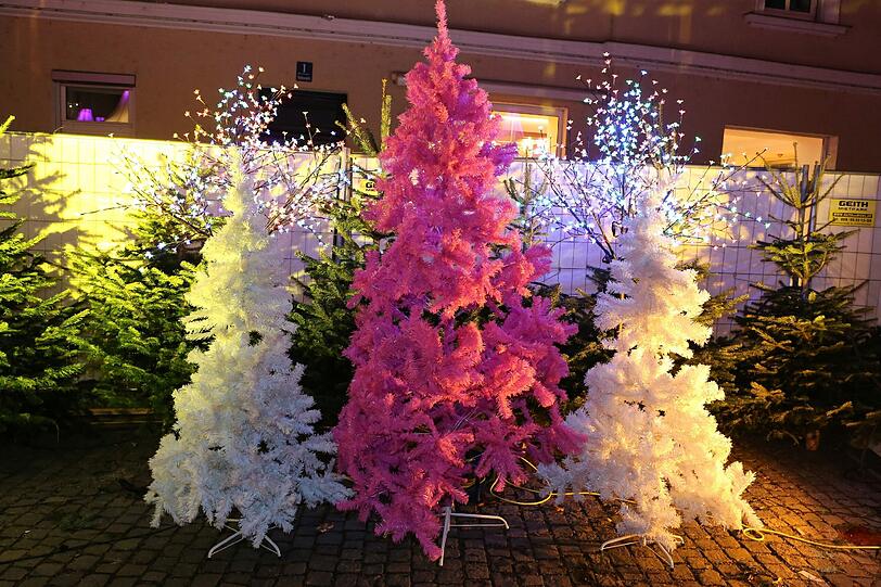 Pinker geht's nicht: Beim "Pink Christmas" auf dem Stephansplatz kommt zwar keine echte Weihnachtsstimmung auf, aber zur Abwechslung ist es echt unterhaltsam, meint der AZ-Reporter.
