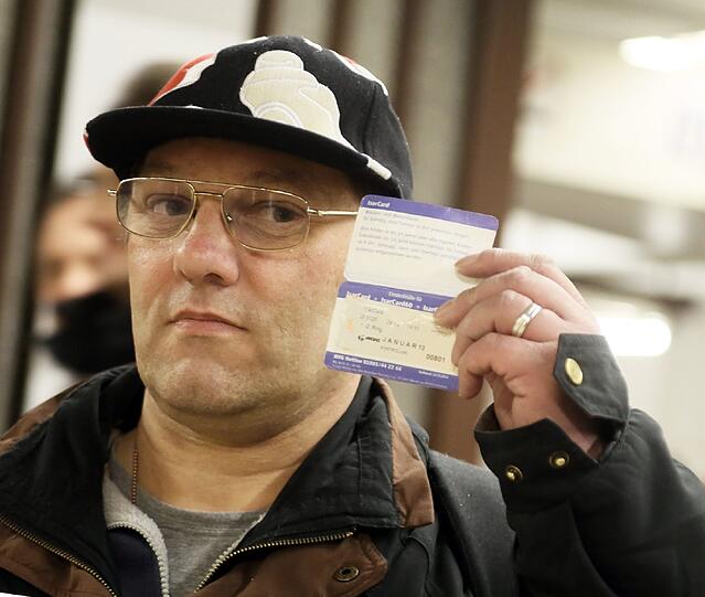 Christian Gehrke zeigt seine IsarCard. Normalerweise hat er sie immer dabei.