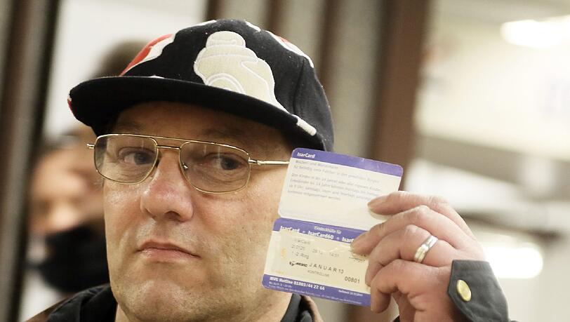 Christian Gehrke zeigt seine IsarCard. Normalerweise hat er sie immer dabei. Christian Gehrke zeigt seine IsarCard. Normalerweise hat er sie immer dabei.