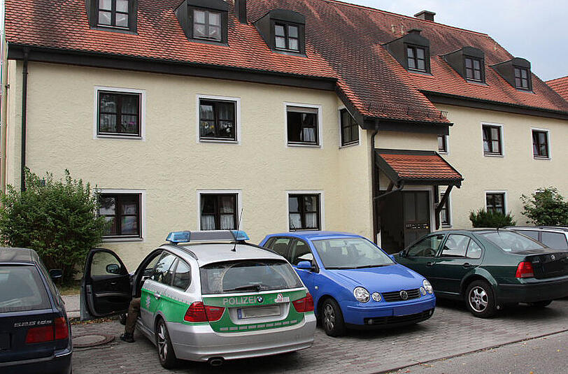 In Waldkraiburg wurde ein Mann vermeintlich von einer Schlange gebissen. Daran gibt es jedoch berechtigte Zweifel. Die Bilder vom Einsatzort.