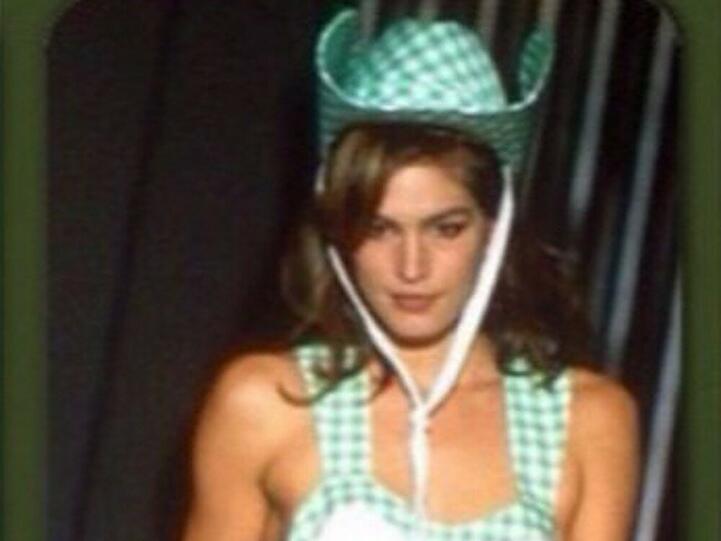Cindy Crawford zeigte sich bei der Paris Fashion Week schon in den verrücktesten Outfits