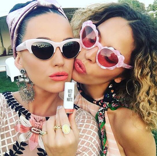 Katy Perry mit einer Freundin