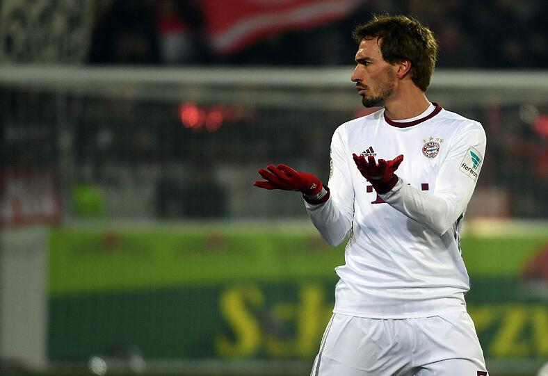 MATS HUMMELS NOTE 3:
Der Abwehrchef, mit Restspuren der Blondierung, verbockte das 0:1, sein Klärungsversuch landete beim Gegner. Ansonsten mit zuverlässigen Pass- und Stellungsspiel.