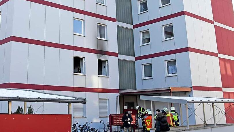 An der Außenfassade sind deutliche Spuren des Küchenbrandes zu erkennen.