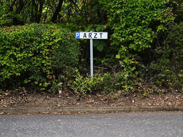 Im Gegensatz zu öffentlichen Parkplätzen, wo der Fahrzeughalter die Knöllchen bezahlen muss, konnten sich private Betreiber bisher nur an den Fahrer halten.