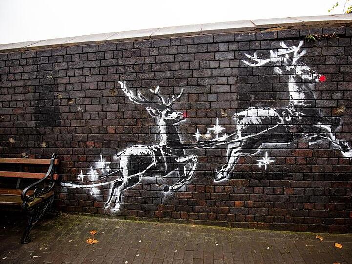 Banksy-Kunstwerk mit dem Titel "God Bless Birmingham" ("Gott segne Birmingham") auf einer Backsteinmauer.