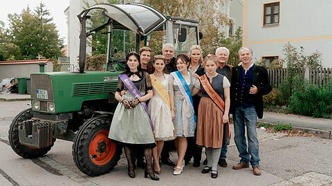 "Tatort: Königinnen": Hinter den Produktköniginnen stehen (v.l.) Ferdinand Hofer, Udo Wachtveitl, Veronica Ferres, Miroslav Nemec und Wolfgang Fierek.