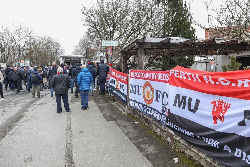 Fahnen der United-Fanclubs hängen am Manchesterplatz.