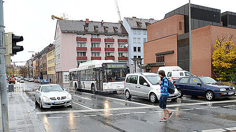 Die Einmündung der Inneren Cramer-Klett-Straße auf den Altstadtring: An der Ampel staut sich der Verkehr. Die neuen Pläne sehen vor, dass hier fünf Abbiegespuren gebaut werden. Die Straße dahinter bleibt aber einspurig.
