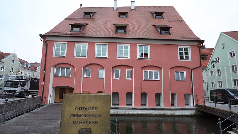 Im Kramerzunfthaus in Memmingen hielten Bauern im Jahr 1525 ihre Forderungen nach mehr Freiheit in den "Zwölf Artikeln" fest. Mit zahlreichen Veranstaltungen wird nun an die damalige Demokratiebewegung erinnert. (Archivbild)