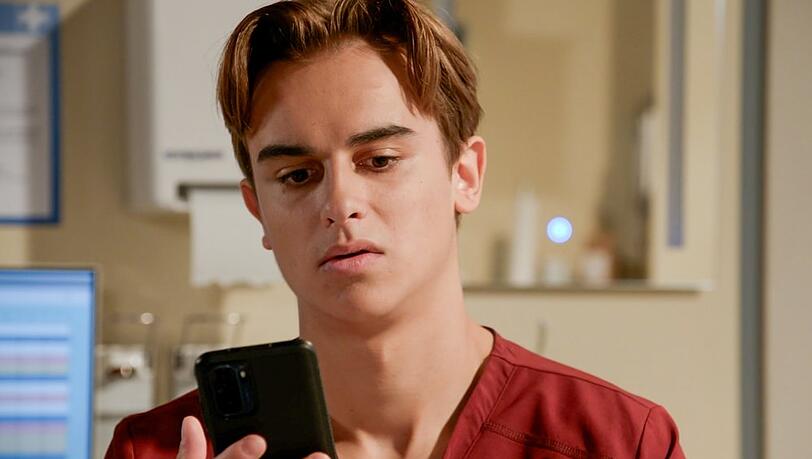 "Rote Rosen": Till erhält ein sexy Foto von seinem Chatpartner Marcel und ist verunsichert.